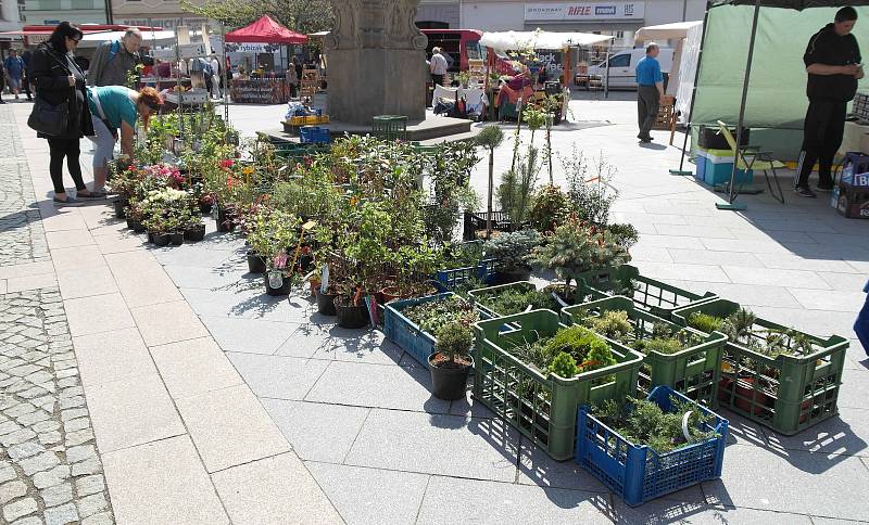 Beskydské farmářské trhy na místeckém náměstí byly letošní první, následovat bude třináct čtvrtečních a čtyři sobotní.