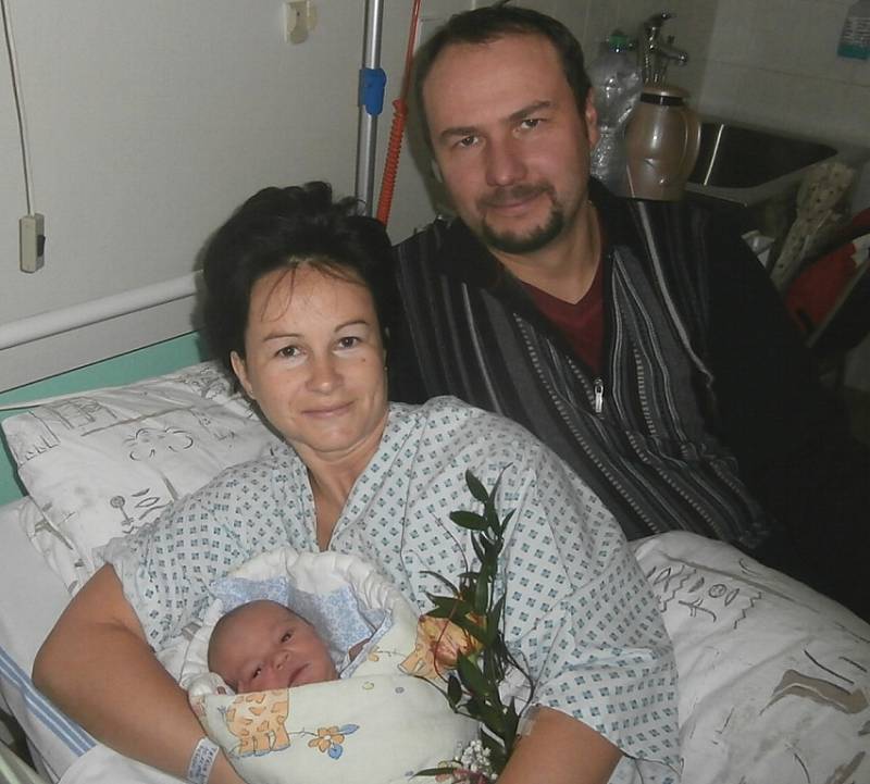 Adam Bajer s rodiči, Třinec, nar. 14. 11., 50 cm, 3,65 kg. Nemocnice ve Frýdku-Místku. 