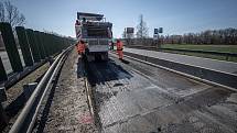 Uzavřená část dálnici D56 kvůli opravy výtluků, 10. dubna 2021 ve Frýdku-Místku.