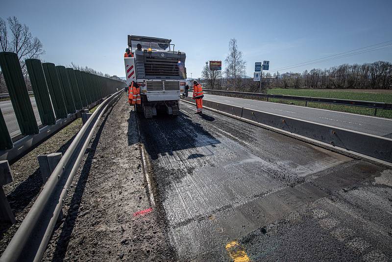 Uzavřená část dálnici D56 kvůli opravy výtluků, 10. dubna 2021 ve Frýdku-Místku.