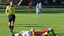 Fotbalisté divizního Frýdlantu nad Ostravicí (žluto-červené dresy) zvítězili v domácím prostředí nad karvinským B týmem 1:0.