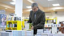 Jan Becher provozuje knihkupectví v centru Frýdku-Místku poblíž náměstí Svobody. Patří k nejznámějším v celém regionu.