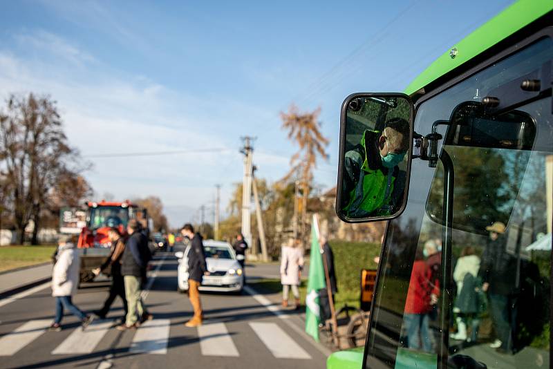 V Žabni se uskutečnila 19. listopadu 2020 protestní akce za zrušení dálničního poplatku na silnici D56 mezi Frýdkem-Místkem a Ostravou.