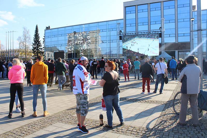 Lidé v Třinci společně sledovali první zápas hokejového finále na náměstí Svobody.