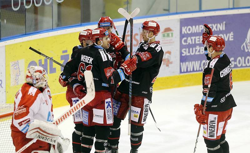 Oceláři (v černém) na Olomouc nevyzráli a prohráli 2:5.