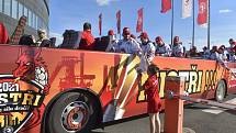 Hokejisté Třince 30. dubna 2021 oslavili zisk mistrovského titulu tradiční jízdou cabrio-busem městem.