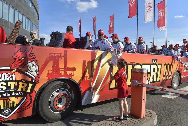 Hokejisté Třince 30. dubna 2021 oslavili zisk mistrovského titulu tradiční jízdou cabrio-busem městem.
