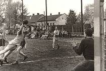 Zápas házenkářů TJ Sokol Paskov na domácím hřišti okolo roku 1955. O tři roky později se tým probojoval až do 1. československé ligy, kde působil sezóně 1958/1959.