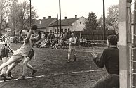 Zápas házenkářů TJ Sokol Paskov na domácím hřišti okolo roku 1955. O tři roky později se tým probojoval až do 1. československé ligy, kde působil sezóně 1958/1959.