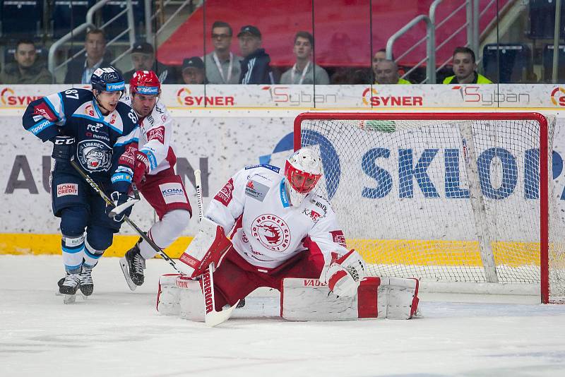 Utkání 45. kola Tipsport extraligy ledního hokeje se odehrálo 30. ledna v liberecké Home Credit areně. Utkaly se celky Bílí Tygři Liberec a HC Oceláři Třinec. Na snímku vlevo Mário Bližňák a vpravo brankář  Šimon Hrubec.