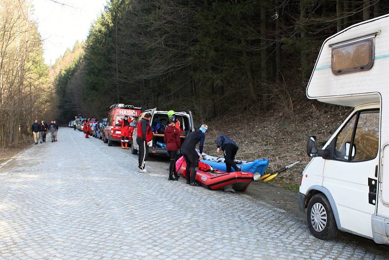 Několik stovek vodáků dorazilo v sobotu 30. března pod hráz vodní nádrže Šance, aby se zúčastnili březnového sjezdu řeky Ostravice.