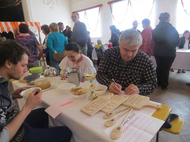 Vesnický velikonoční jarmark pobavil v sobotu dopoledne obyvatele Nošovic a okolí. V restauraci Radegastův šenk proběhla soutěž o nejlepší zelňačku a masný výrobek. V sále nechyběl ani stánek ZŠ a MŠ Nošovice. 