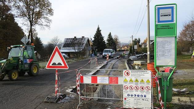 Stavba nového chodníku začíná u autobusové zastávky poblíž lískoveckého hřbitova. 