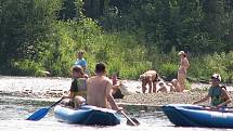 V rámci akce Prázdniny ve městě jezdily ve čtvrtek děti na raftech na jezu řeky Ostravice ve Frýdku-Místku.