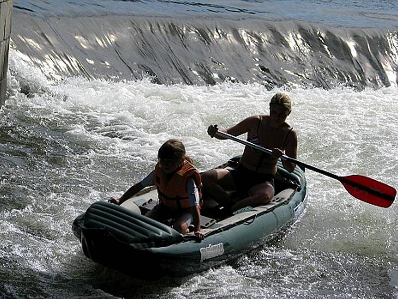 V rámci akce Prázdniny ve městě jezdily ve čtvrtek děti na raftech na jezu řeky Ostravice ve Frýdku-Místku.