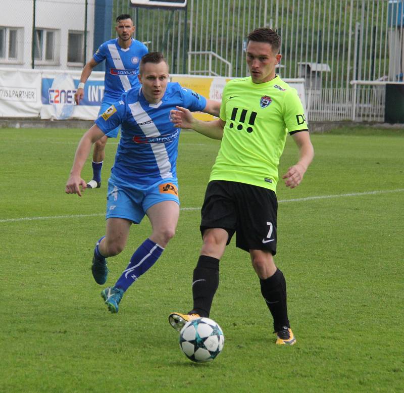 Fotbalisté Frýdku-Místku (v modrém) remizovali v domácím prostředí s Vítkovicemi 2:2.