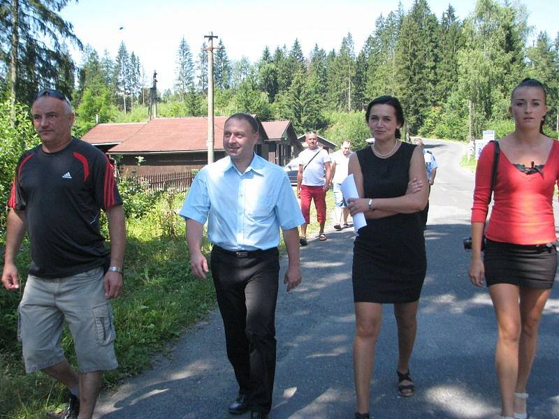 Na dvou místech v Bukovci by měly být instalována bezpečnostní kamery. Vytipované lokality si prohlédli starostové Bukovce a Hrčavy, policisté i náměstek moravskoslezského hejtmana.