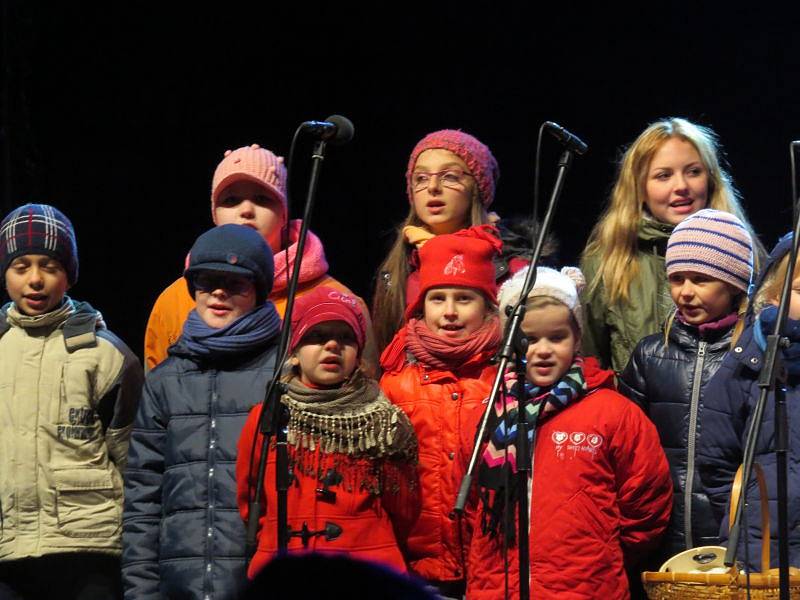 Na náměstí Svobody ve Frýdku-Místku od pátečního večera svítí vánoční strom. Spolu s ním se rozzářila také vánoční výzdoba po celém městě.