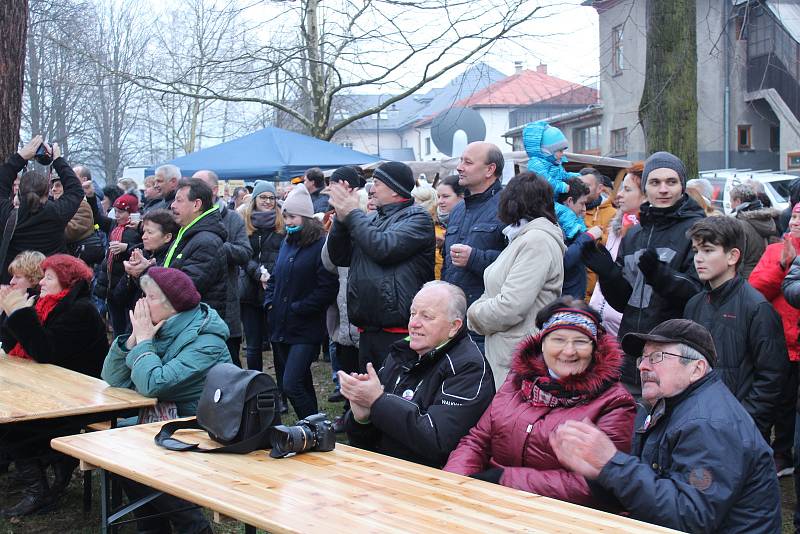 Lidé v Jablunkově sledovali volební televizní přenos na velkoplošné obrazovce.