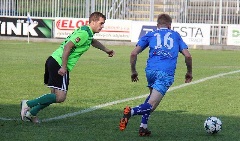 Třetiligoví fotbalisté Frýdku-Místku (v modrém) si díky zlepšenému výkonu po změně stran připsali do tabulky další tři body. Ve Stovkách zdolali nováčka MSFL z Vrchoviny 4:1.