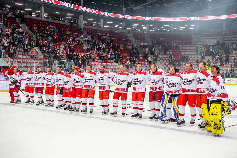 Exhibiční utkání legend v repríze finále z roku 1998 mezi HC Železárny Třinec - Petra Vsetín, 8. listopadu 2019 v Třinci. Zleva HC Železárny Třinec.