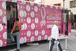 Růžový autobus křižující v těchto dnech celou republiku v rámci akce zaměřené proti rakovině prsu si ve středu vybral ke své zastávce náměstí Svobody ve Frýdku-Místku.