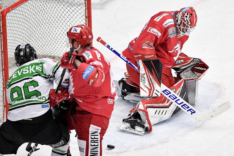 Semifinále play off hokejové Tipsport extraligy - 7. zápas: HC Oceláři Třinec - BK Mladá Boleslav, 15. dubna 2021 v Třinci. (zleva) Maris Bičevskis z Mladé Boleslavi, Tomáš Marcinko z Třince a brankář Třince Ondřej Kacetl.