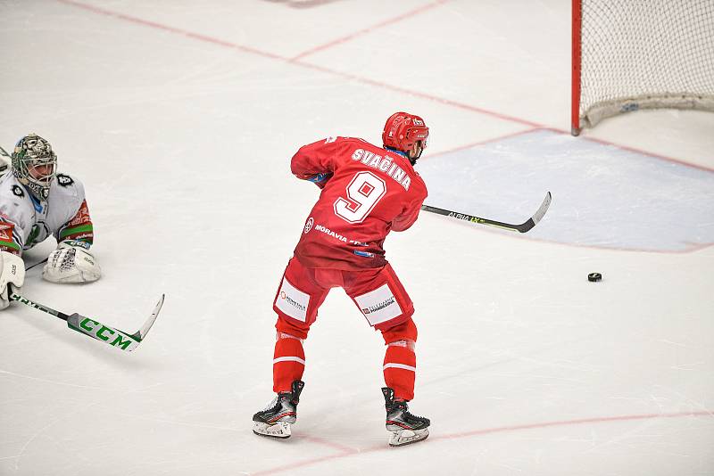 Semifinále play off hokejové extraligy - 2. zápas: HC Oceláři Třinec - BK Mladá Boleslav, 4. dubna 2022 v Třinci. (zleva) Vladimír Svačina z Třince a brankář Mladé Boleslavi Gašper Krošelj.