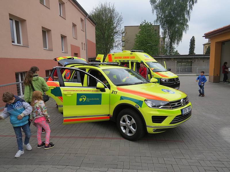 Záchranáři z Frýdku-Místku předvedli dva sanitní vozy a jeden vůz randez-vous dětem, které moderní technika zaujala.