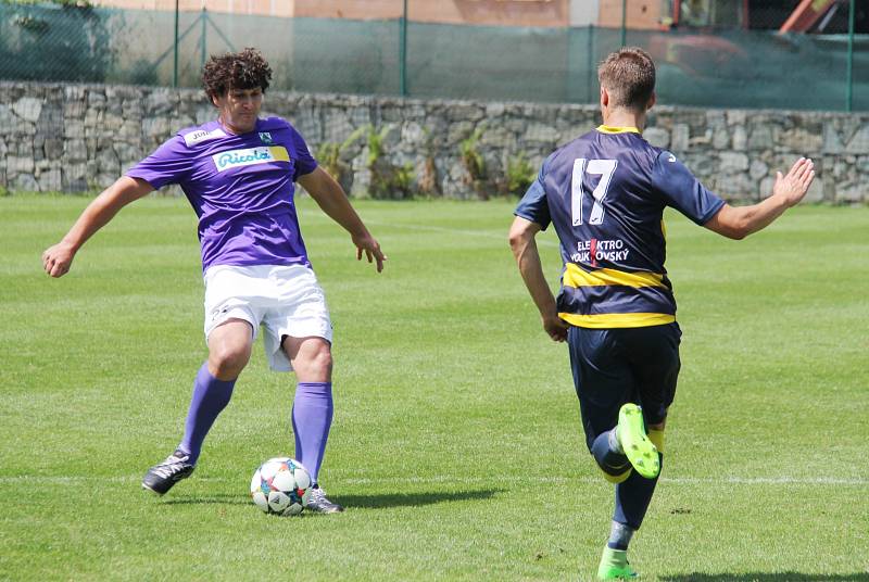 Favorizovaný Frýdlant (žluto-modré dresy) si v generálce poradil s Čeladnou 3:0.