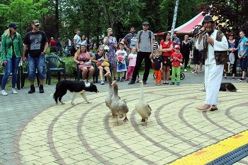 Stovky dětí i dospělých navštívily v sobotu 27. května Smetanovy sady v Místku a přilehlou Novou scénu Vlast. Uskutečnily se tam oslavy Dne dětí.