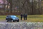 Policisté pátrali po utonutém na řece Ostravici ve Frýdlantu. Nakonec se našel mrtvý, 3. dubna 2021.