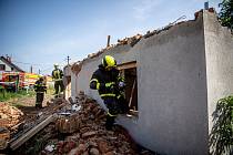 Taktické cvičení hasičů z USAR týmu, 23. května 2023, Nošovice. V sutinách domu cvičí záchranu zavalených osob i průzkum sutin.