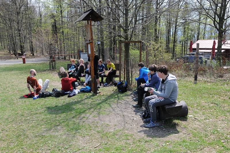 Děti z lesní komunitní školy Hnízdo uklízely odpadky kolem Prašivé, Beskydy, květen 2022.