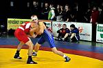 Jakub Korista (Třinec-modrý dres) porazil na body v kategorii juniorů 60kg Fernyaka ze Slovenského Gabčíkova.