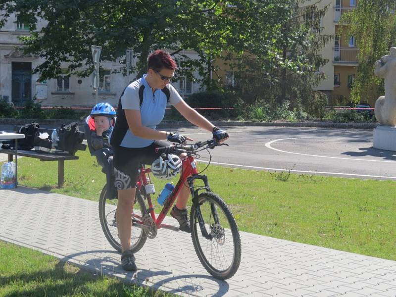 Policisté dětem na dopravním hřišti připomínali, že jízda bez cyklistické helmy je nebezpečná. 