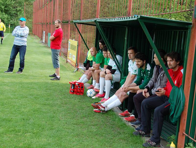 Duel mezi Smilovicemi (v bílém) a Jablunkovem skončil smírně 2:2.