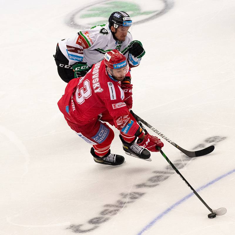 Utkání 2. kola semifinále play-off Generali České pojišťovny mezi HC Oceláři Třinec a BK Mladá Boleslav. 4. dubna 2021 v Třinci. Zleva Jakub Strnad, Daniel Kurovský.