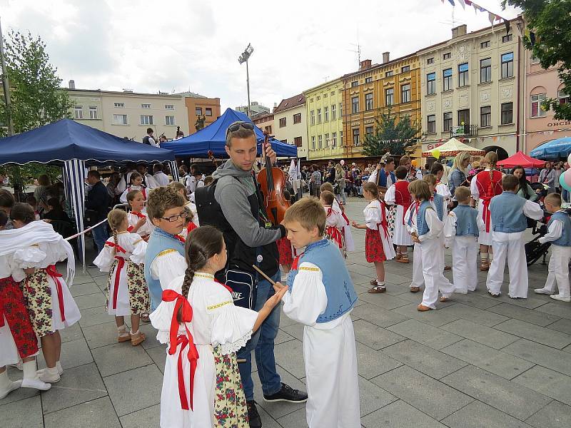 21. ročník Mezinárodního folklorního festivalu CIOFF/IOV ve Frýdku-Místku. Na snímku sobotní dění na místeckém náměstí Svobody.