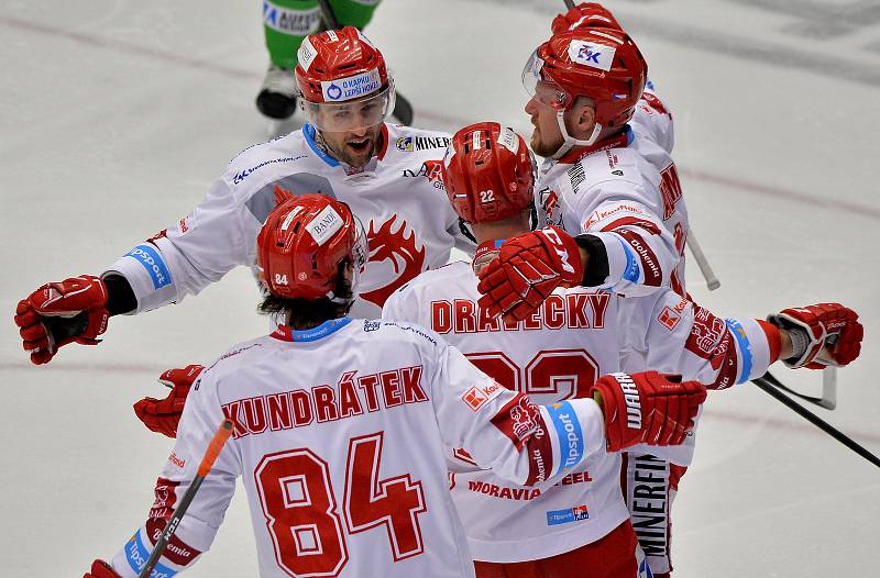 Třinečtí Oceláři (v bílém) proti Mladé Boleslavi. Foto: Petr Rubal