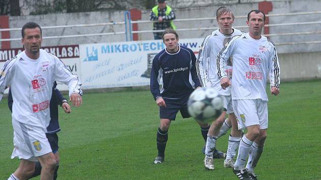 Janovice (v bílém) dokázaly zvítězit na půdě vedoucích Dětmarovic.