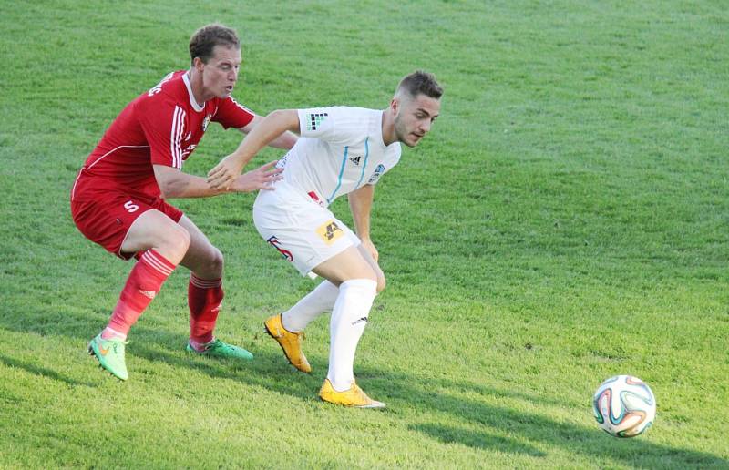 Druholigové derby dopadlo tentokráte lépe pro fotbalisty Frýdku-Místku (v bílém), kteří svého soupeře z Třince přehráli 4:1. 