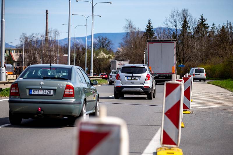 Až do poloviny května musí řidiči počítat s kolonami a zhoršeným průjezdem Frýdku-Místku, hlavně ve směru na Frýdlant nad Ostravicí, 28. dubna 2021 ve Frýdku-Místku.