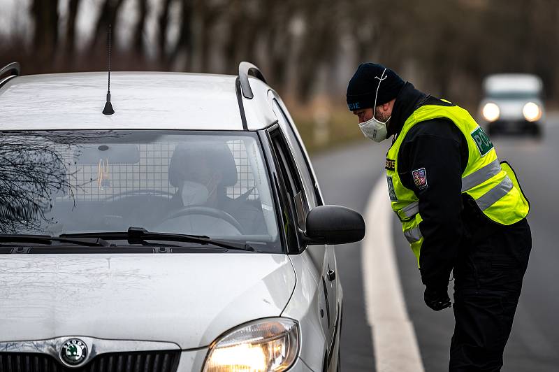 Policie 1.3.2021 začala kontrolovat, jestli lidé dodržují nová protiepidemická opatření omezující volný pohyb mezi okresy. Na fotografiích stanoviště například Nová Bělá směr Krmelín, Ostravice, Frýdek-Místek směr Havířov a Havířov. 1. března 2021.