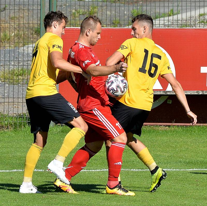 Třinečtí fotbalisté (v červeném) porazili doma Sokolov 2:1.