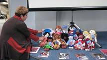 V Městské knihovně ve Frýdku-Místku bylo ve středu 23. dubna slavnostně předáno čtrnáct panenek. Výtěžek z prodeje půjde na očkování dětí v Africe.