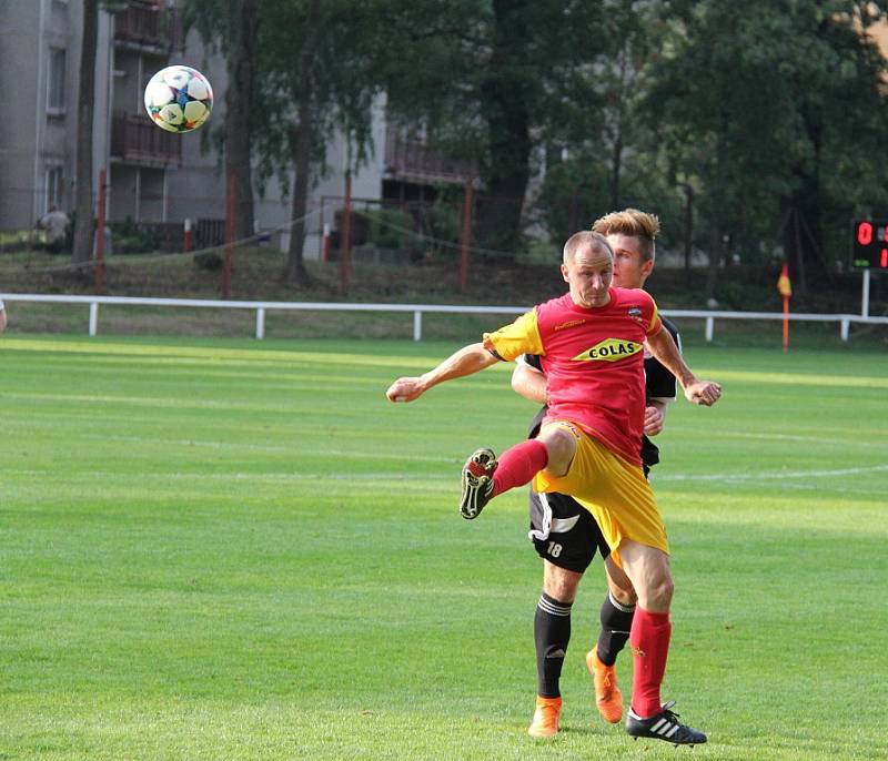 Divizní fotbalisté Frýdlantu (červeno-žluté dresy) si v domácím prostředí poradili s týmem z Valašska 2:1.