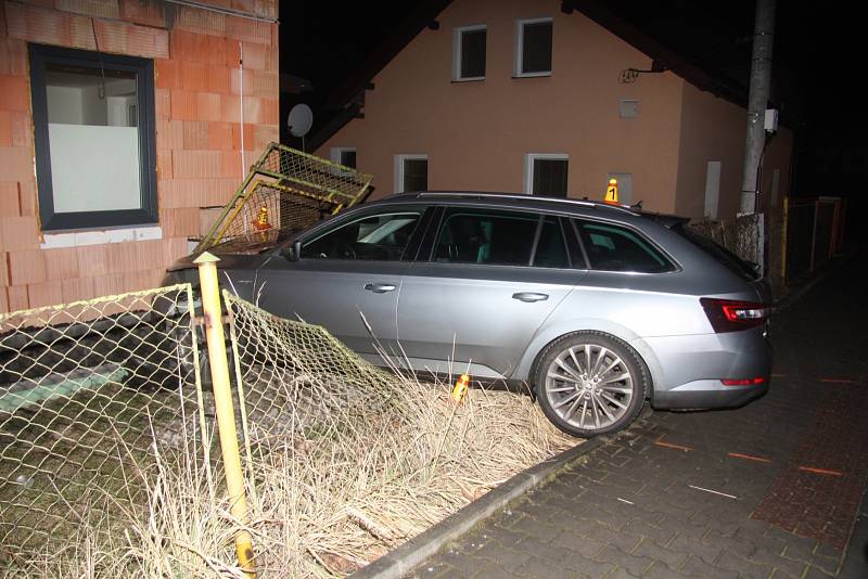 Řidič osobního motorového vozidla Škody Superb najel na chodník, prorazil oplocení pozemku a pak proboural zeď novostavby.