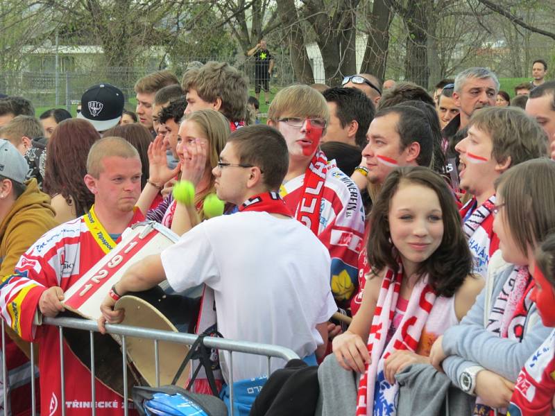 Třinečtí fanoušci fandili svému týmu ve finále hokejového play off i u velkoplošné obrazovky u staré Werk Areny. 