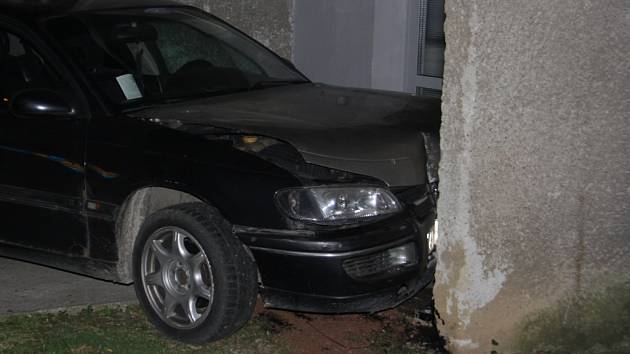 Následky nehody automobilu, jehož řidič ujížděl policistům. 